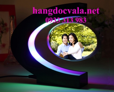 Khung ảnh chữ C không trọng lực độc đáo 