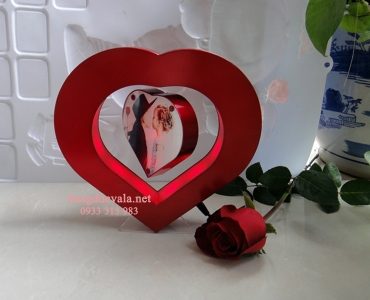 Khung hình trái tim lơ lửng giữa không gian